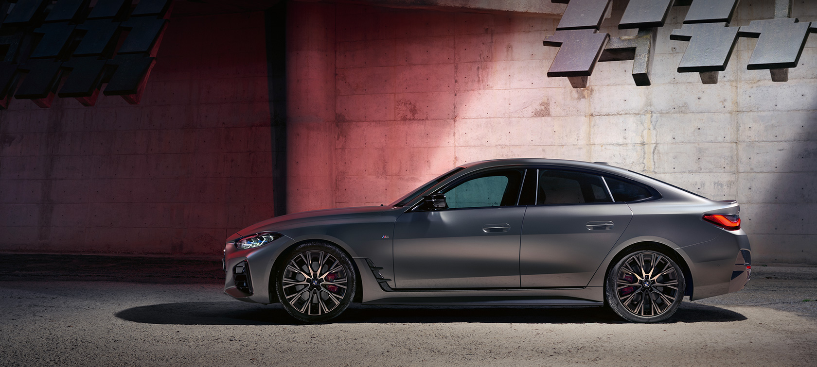 BMW M440i xDrive Gran Coupé, G26, 2021, sānskats, uz sienas fona BMW M440i xDrive Gran Coupé, G26, 2021, BMW Individual metāliska Frozen Pure Grey krāsa, sānskats, uz sienas fona