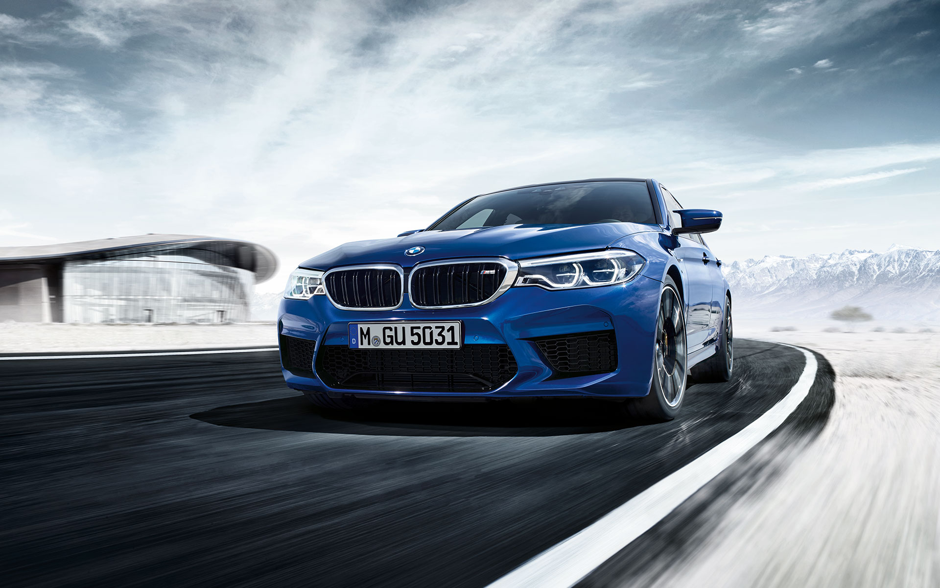 Kurš uzvarēs ātrumsacīkstēs: BMW M5 vai lidmašīna L-39