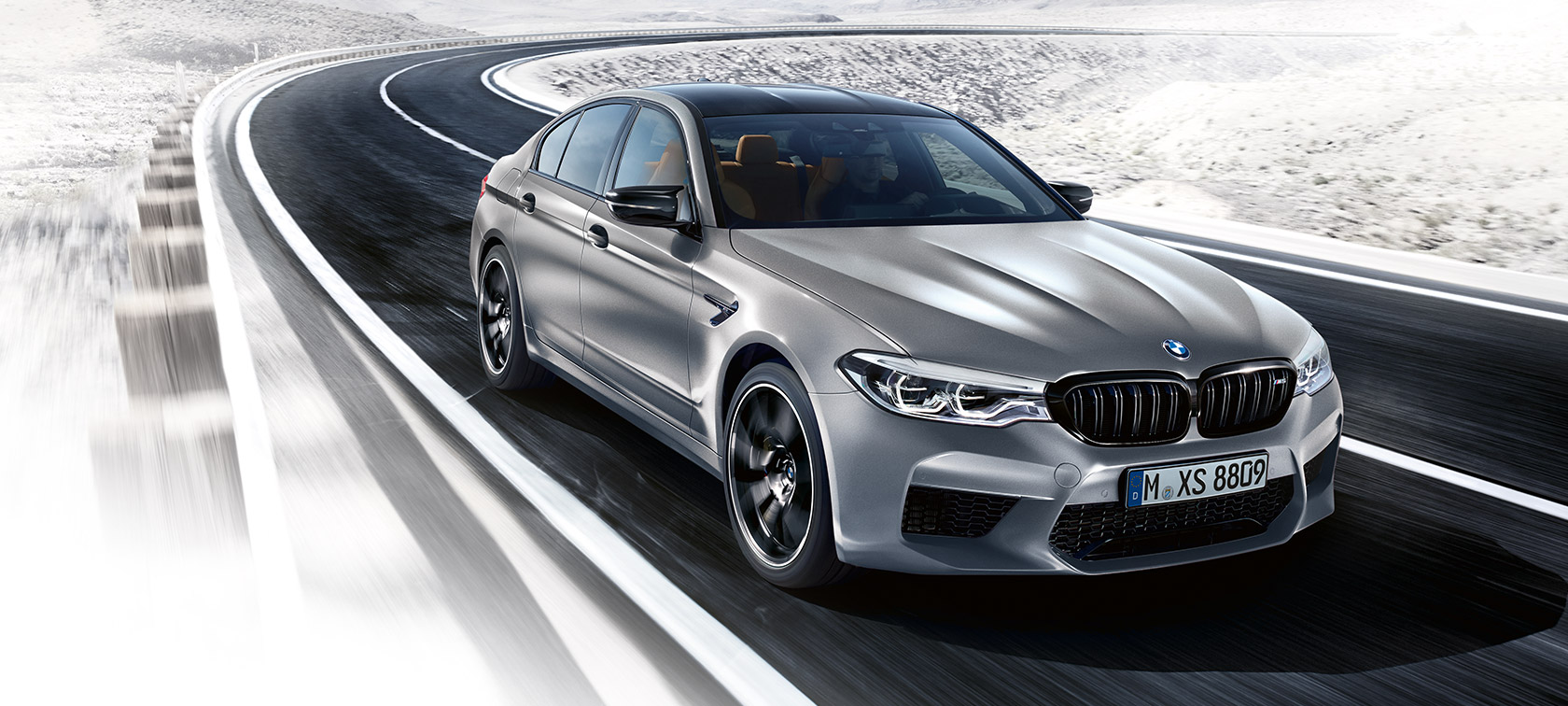 Dizaina apskats. BMW M5 Competition, trīs ceturtdaļu skats no priekšpuses braucienā.