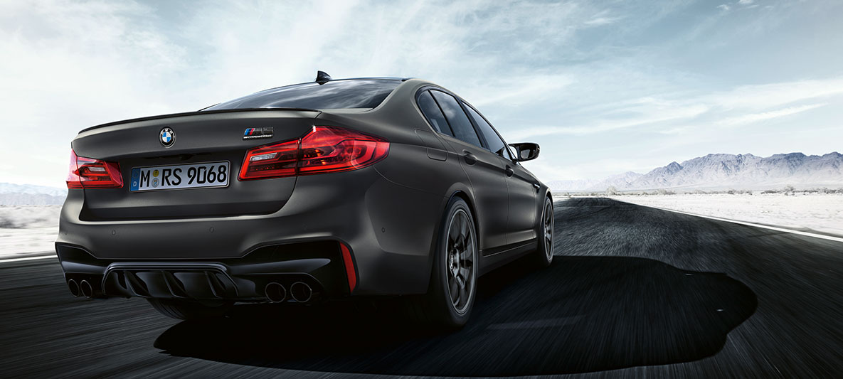 Izpūtēji. BMW M5 Edition 35 Years trīs ceturtdaļu skatā braucienā no aizmugures.