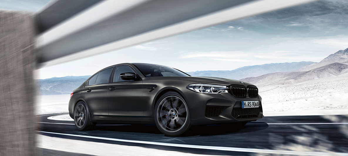 Gaisa savācēji. BMW M5 Edition 35 Years skats no sāna braucienā.