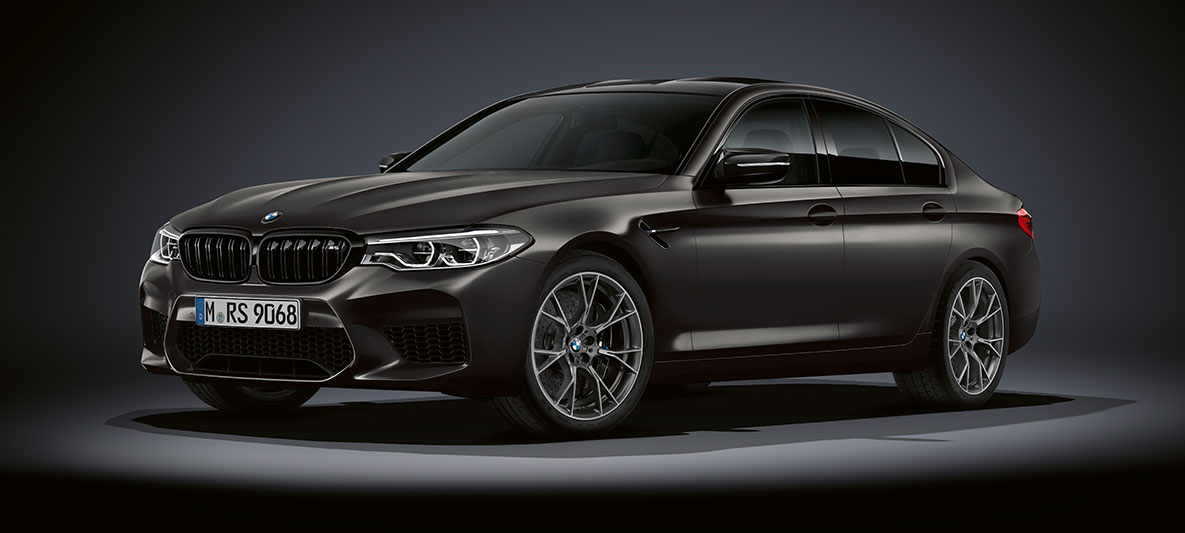 M sānu gaisa atvere. BMW M5 Edition 35 Years trīs ceturtdaļu skatā no sāna.