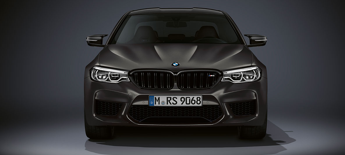 M elipsveida režģis. BMW M5 Edition 35 Years skatā no priekšas.