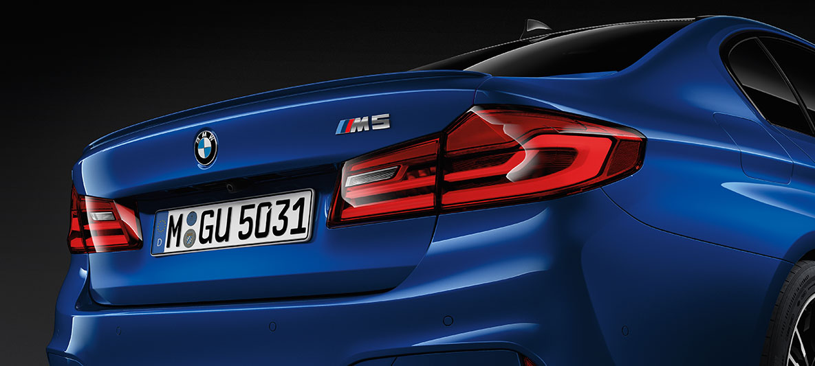 M5 emblēma. BMW M5 aizmugures skata akcents M5 emblēma.