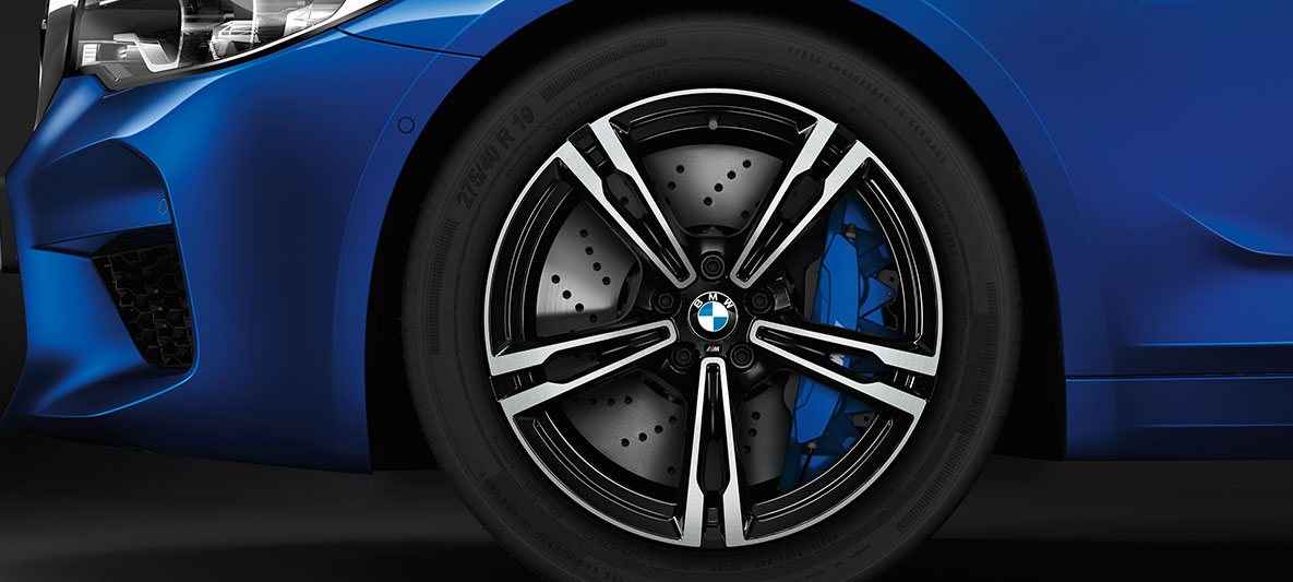 M5 vieglmetāla diski un M oglekļa keramikas bremzes. BMW M5 akcents vieglmetāla diski un M oglekļa keramikas bremzes.