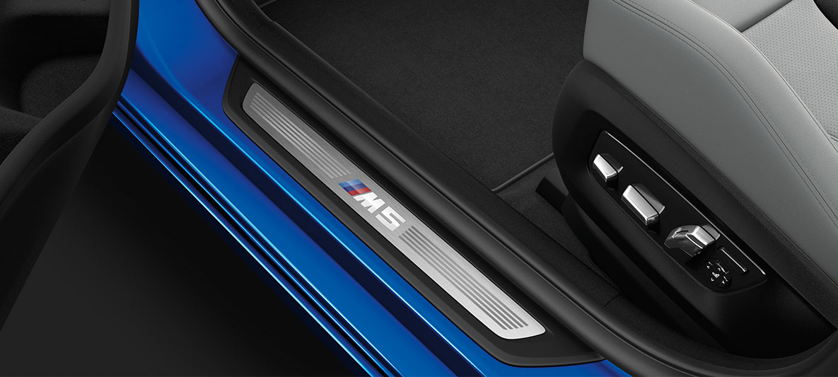 M5 sliekšņu apdare. BMW M5 akcents sliekšņu apdare.
