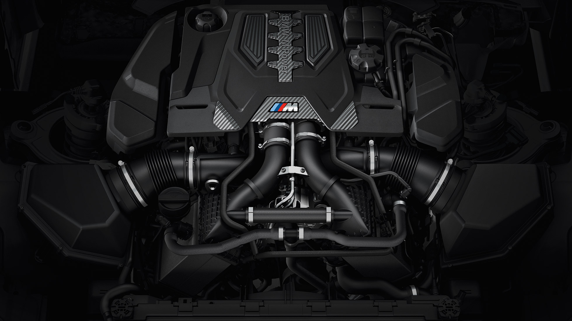 M TwinPower Turbo astoņcilindru benzīna dzinējs. BMW M5 Competition dzinējs ar M pārsegu.