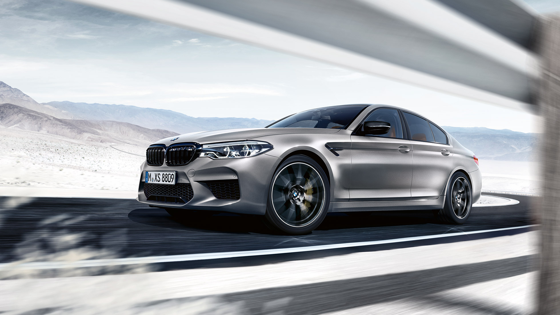 M xDrive. BMW M5 Competition, trīs ceturtdaļu skats no priekšpuses braucienā.