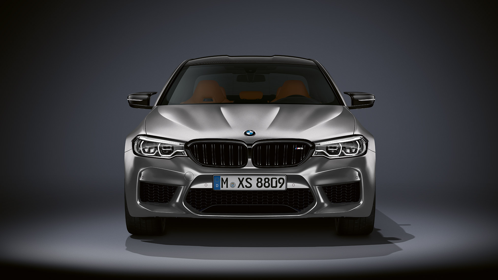M dizains. BMW M5 Competition skats no priekšpuses.