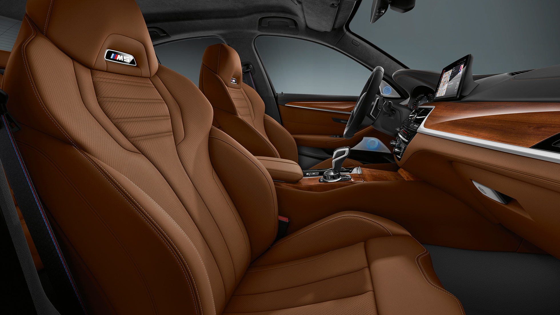 BMW Individual kolekcija. BMW M5 Competition salons.