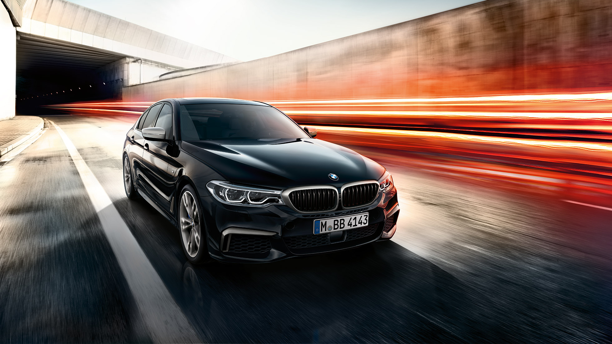 BMW M550i un BMW M550d. BMW M550i un BMW M550d trīs ceturtdaļu skatā no priekšpuses braucienā.