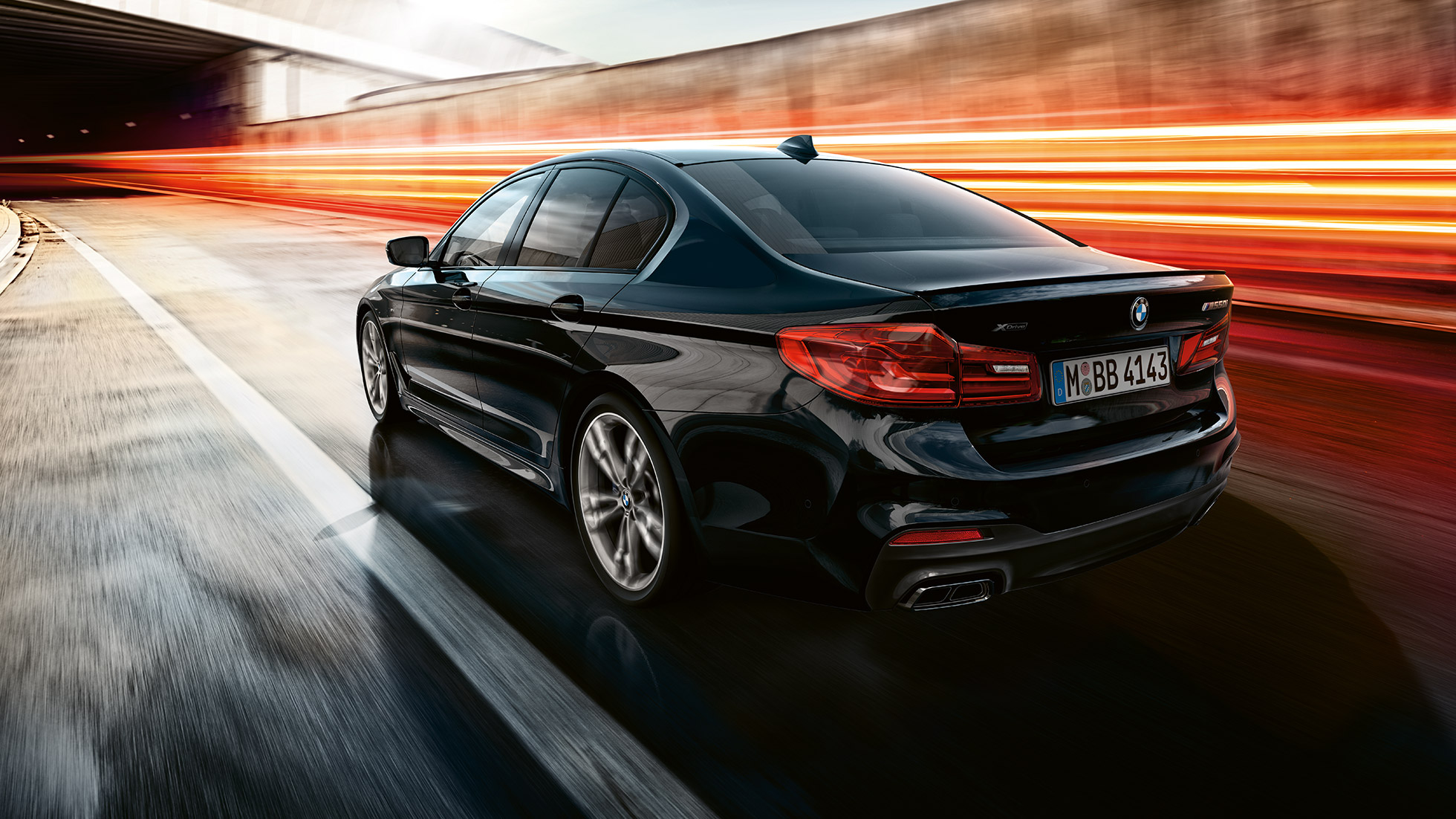 Braukšanas dinamika. BMW M550i un BMW M550d trīs ceturtdaļu skatā no priekšpuses braucienā.