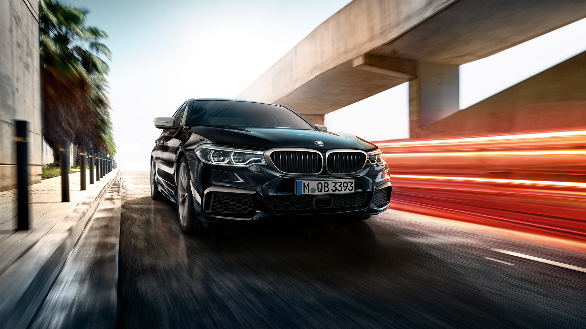 Ārējais dizains. BMW M550i un BMW M550d trīs ceturtdaļu skatā no priekšpuses braucienā.