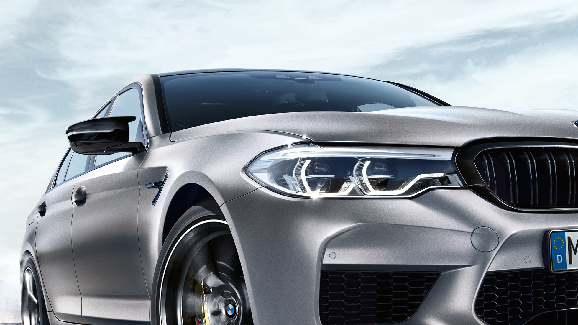 Priekšējie LED lukturi. BMW M5 trīs ceturtdaļu skats no priekšpuses uz priekšējiem LED lukturiem.