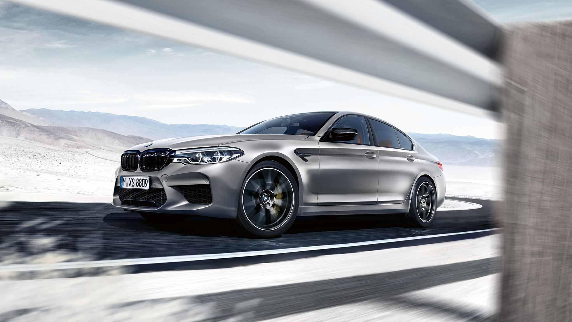 Vieglmetāla diski. BMW M5 Competition dizains skatā no sāna.