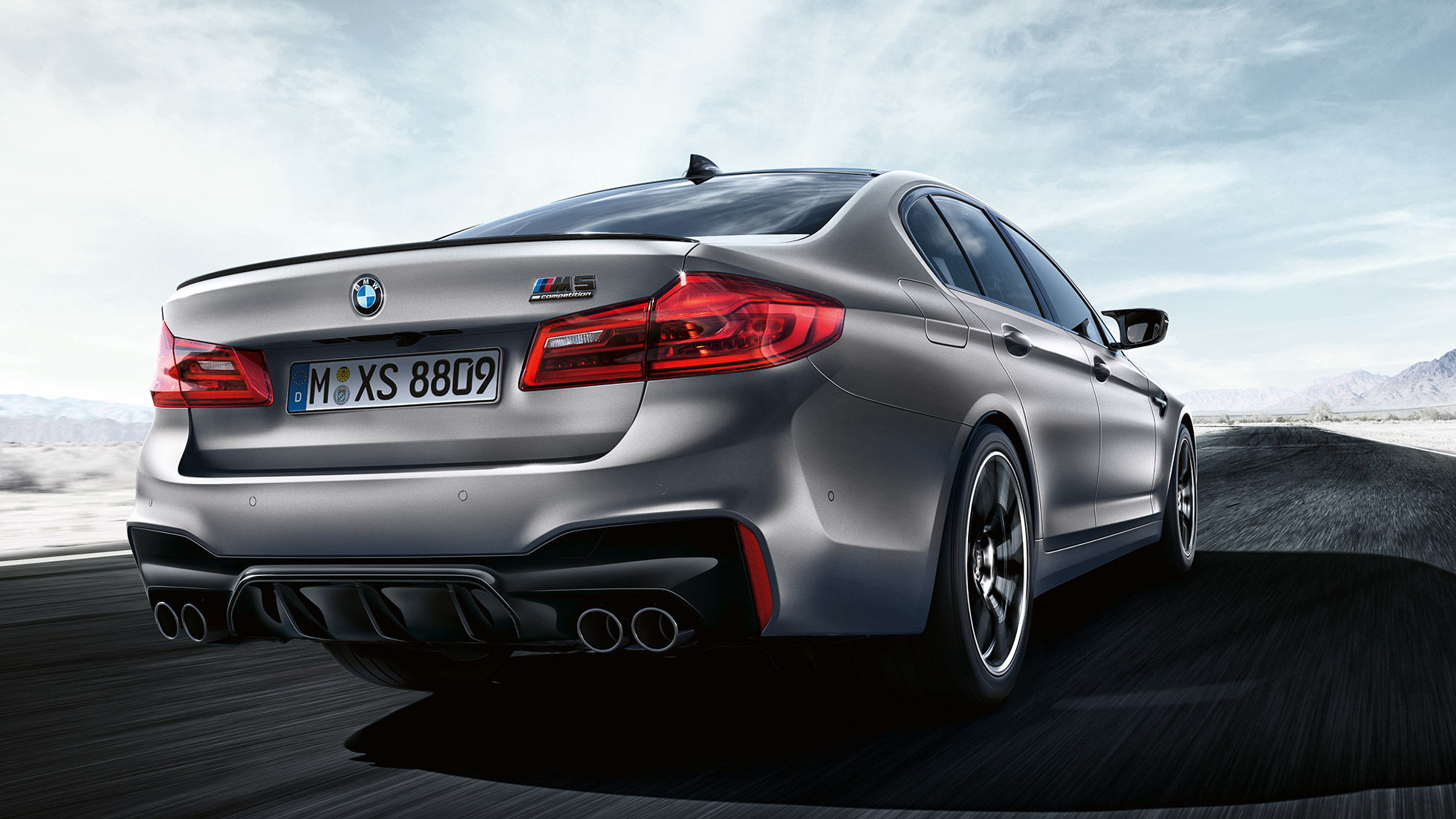 Aizmugurējie LED lukturi. BMW M5 Competition, trīs ceturtdaļu skats no aizmugures.