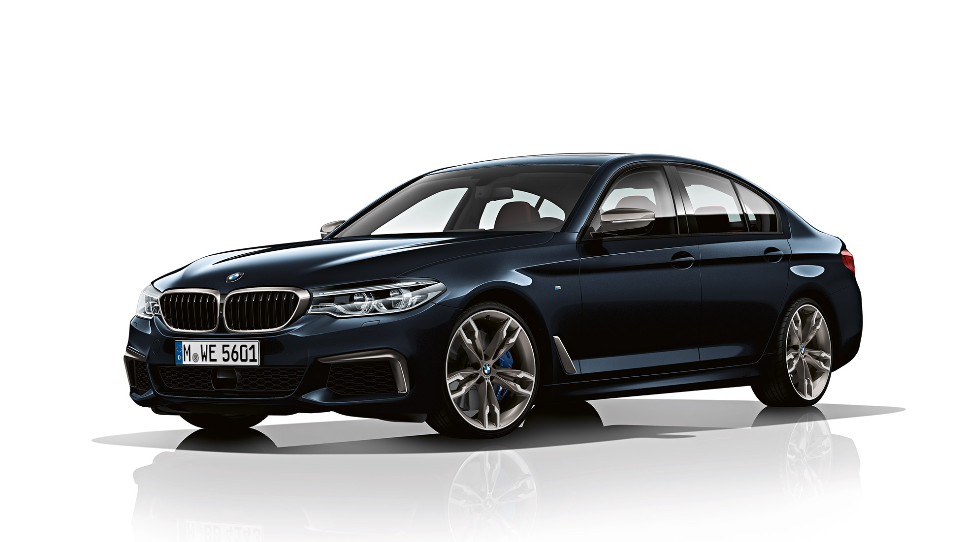 Priekšpuses dizains. BMW M550i un BMW M550d dizains trīs ceturtdaļu skatā no priekšpuses braucienā.