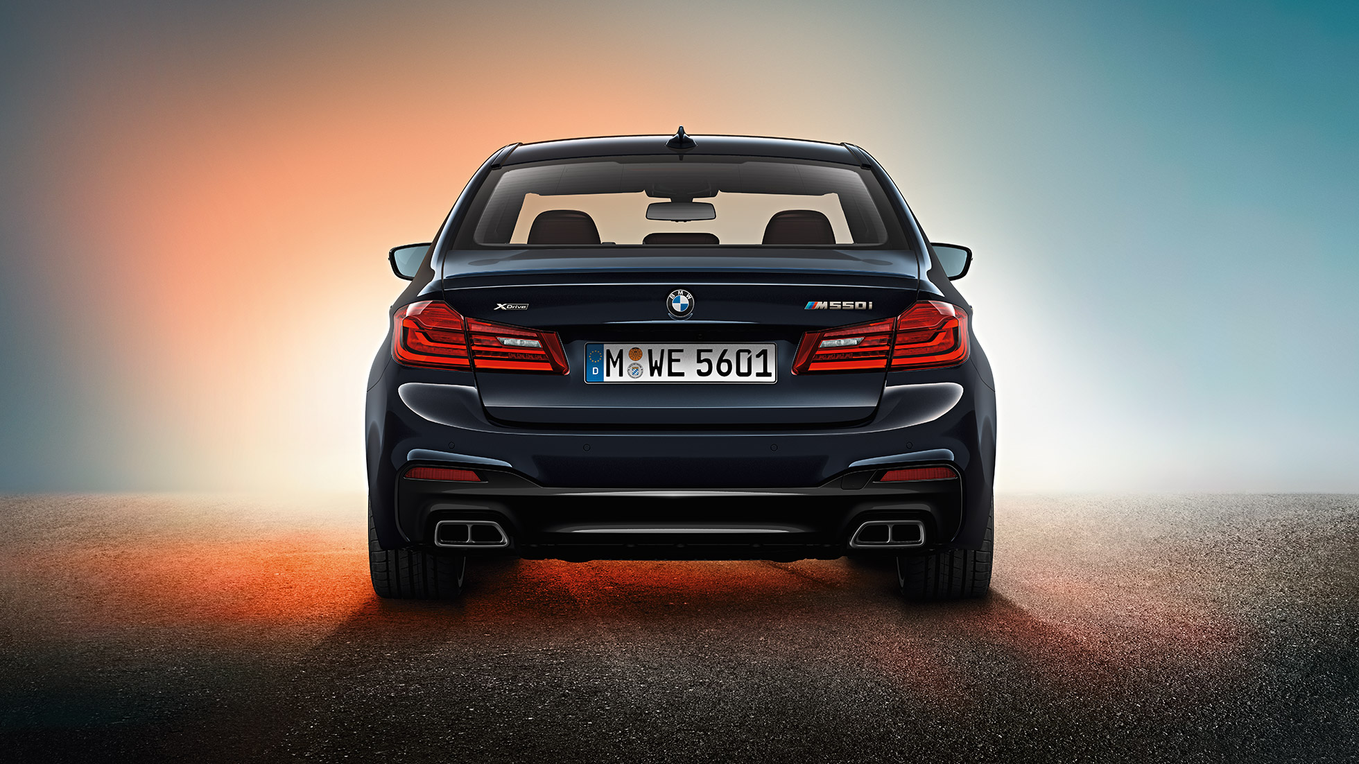 Aizmugures dizains. BMW M550i un BMW M550d dizaina skats no aizmugures.