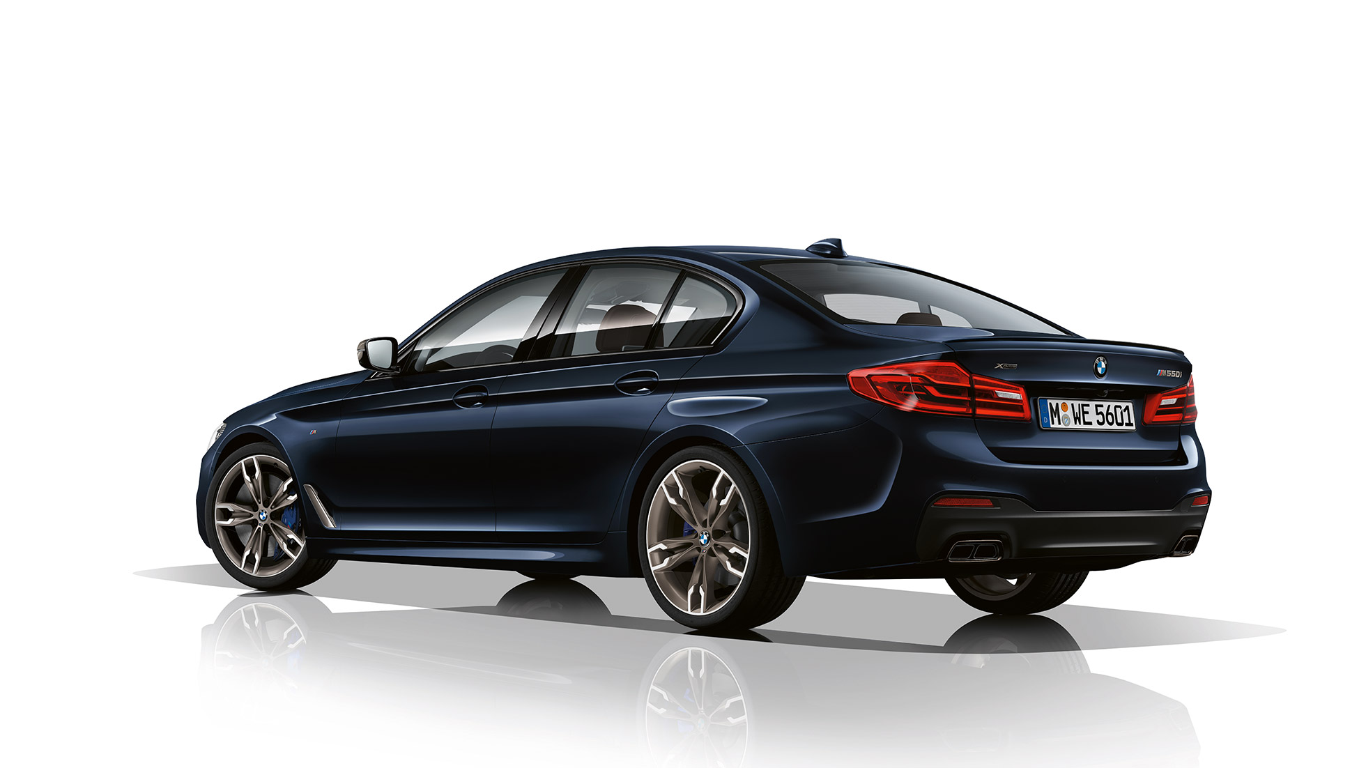 M Sport bremzes. BMW M550i un BMW M550d dizains trīs ceturtdaļu skatā no priekšpuses.