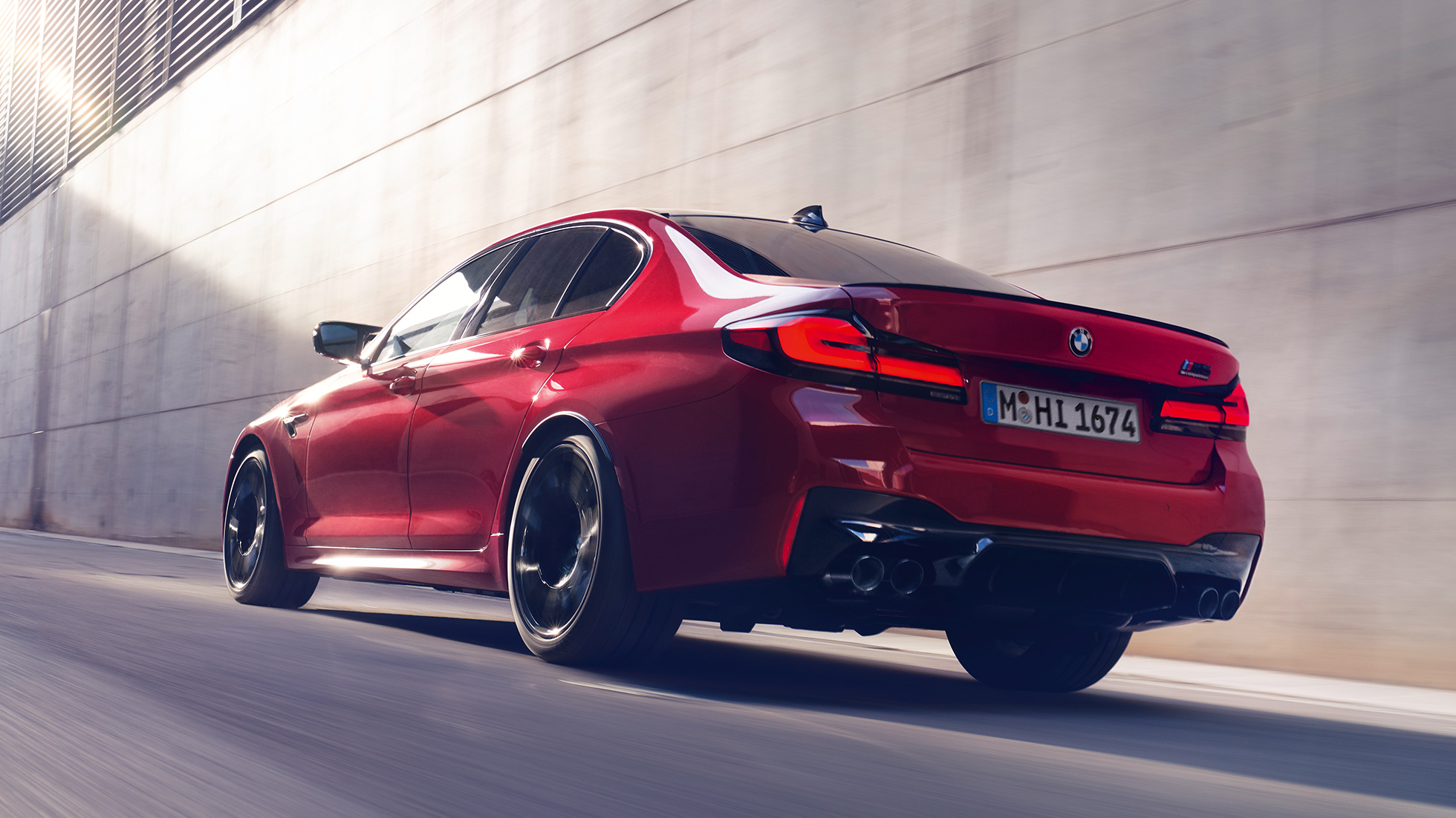 BMW M5 Competition, F90, LCI, atjaunināts, 2020, trīs ceturtdaļu aizmugures skats BMW M5 Competition, F90, LCI, atjaunināts, 2020, BMW Individual Imola Red krāsa, trīs ceturtdaļu aizmugures skats, braucošs automobilis