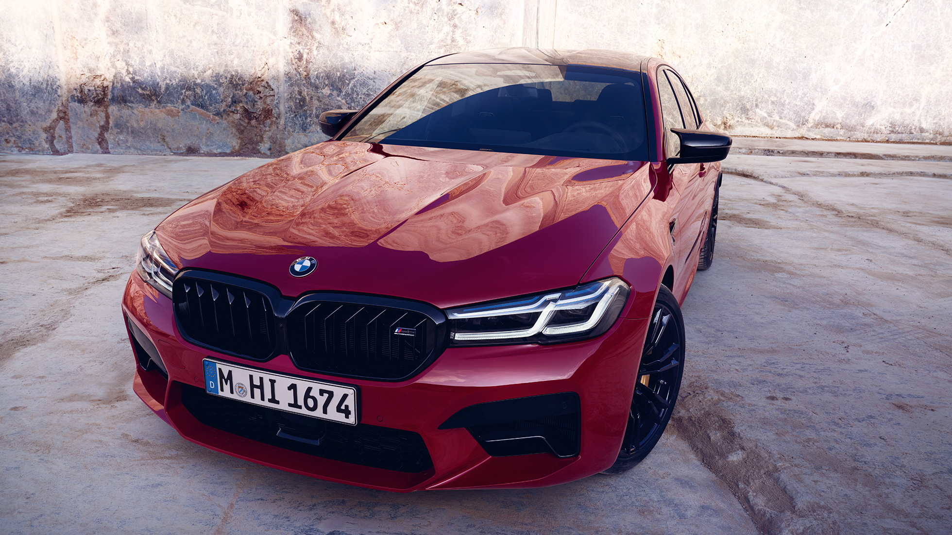 M dizains, BMW M5 Competition, F90, LCI, atjaunināts, 2020, trīs ceturtdaļu priekšpuses skats M dizains, BMW M5 Competition, F90, LCI, atjaunināts, 2020, BMW Individual Imola Red krāsa, trīs ceturtdaļu priekšpuses skats