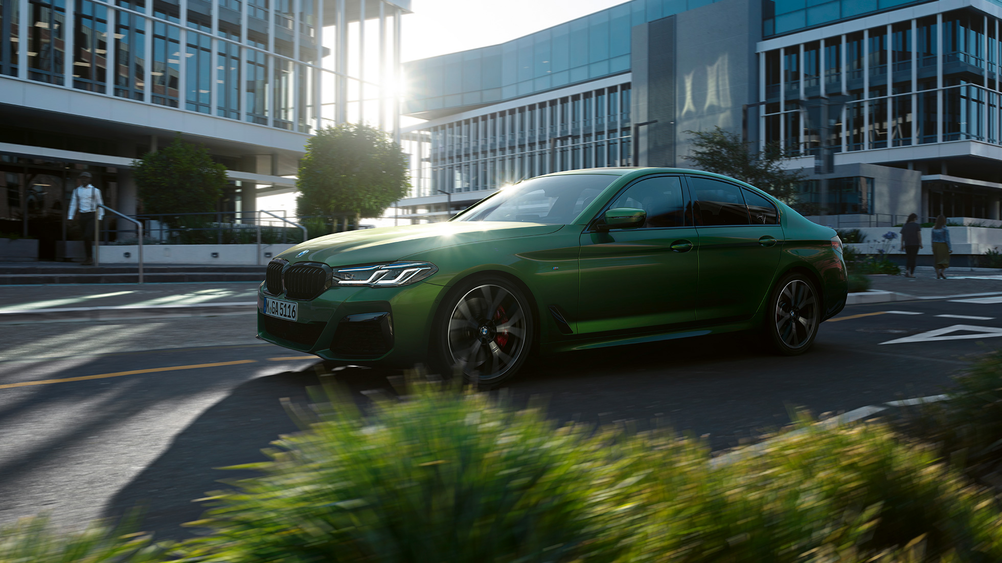 BMW M550i xDrive Sedan, G30, LCI, atjaunināts, 2020, sānskats, braucošs automobilis BMW M550i xDrive Sedan, G30, LCI, atjaunināts, 2020, BMW Individual metāliska Verde Ermes krāsa, sānskats, braucošs automobilis, pilsētas centrs