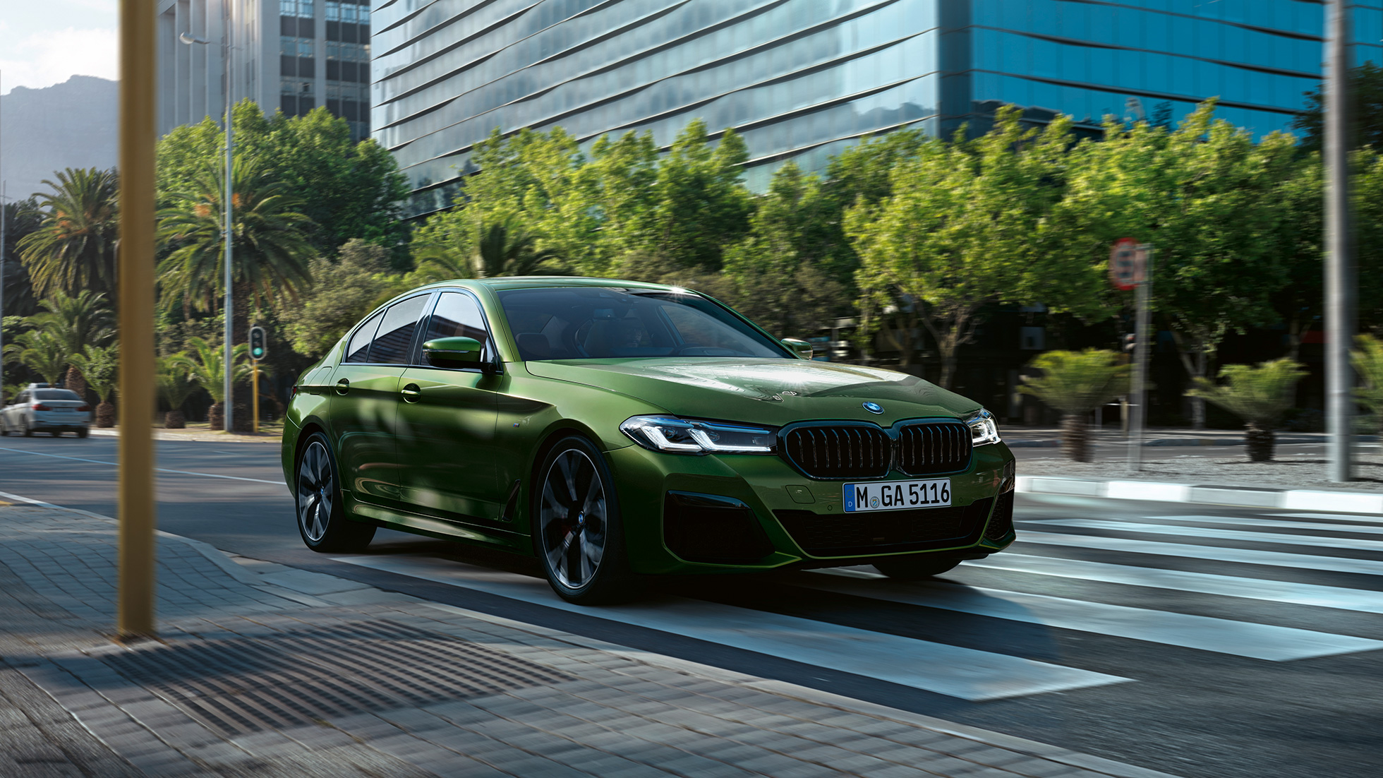 BMW M550i xDrive Sedan, G30, LCI, atjaunināts, 2020, trīs ceturtdaļu priekšpuses skats, braucošs automobilis BMW M550i xDrive Sedan, G30, LCI, atjaunināts, 2020, BMW Individual metāliska Verde Ermes krāsa, trīs ceturtdaļu priekšpuses skats, braucošs automobilis, pilsētas centrs