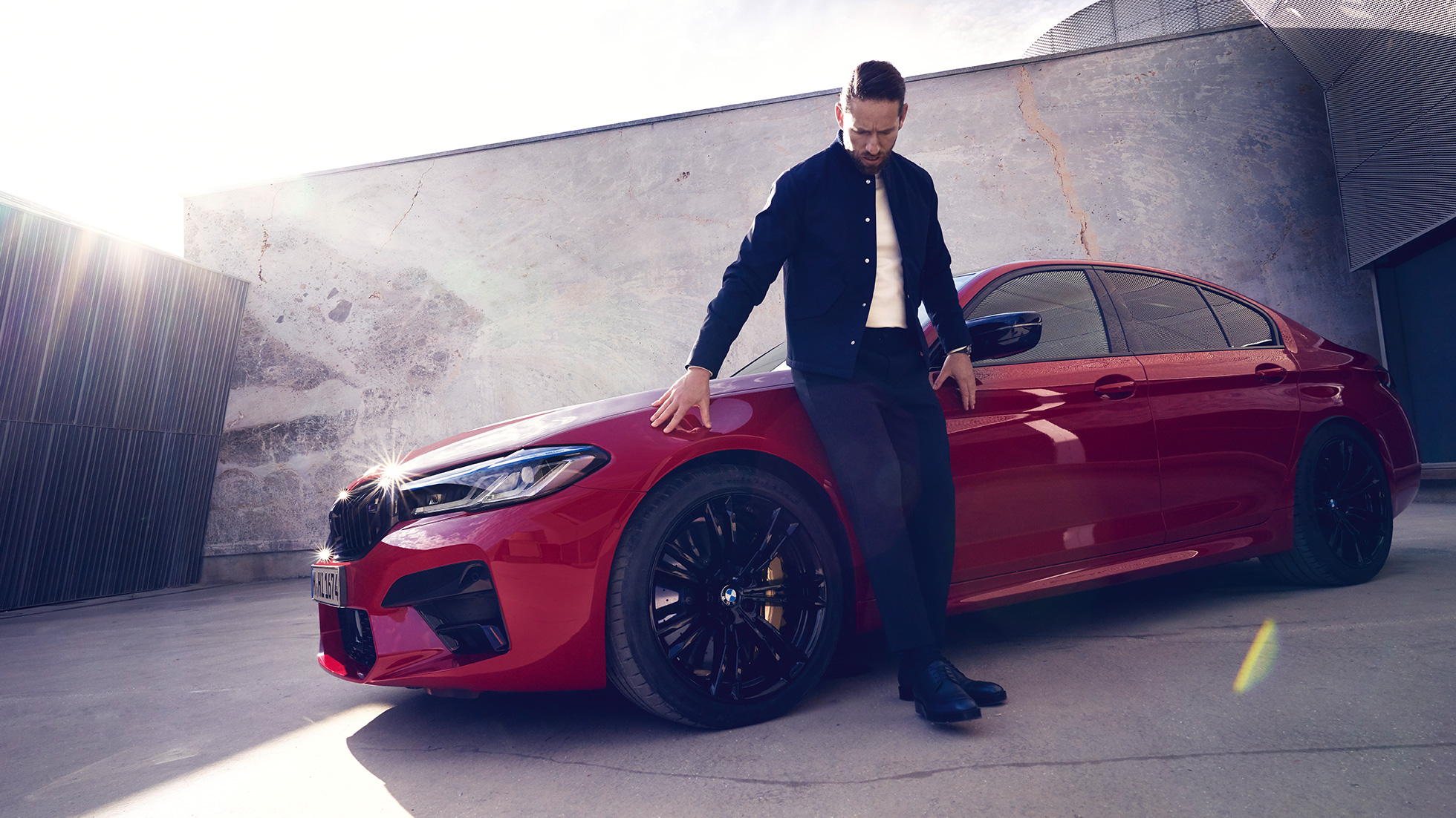 BMW M5 Competition, F90, LCI, atjaunināts, 2020, sānskats ar vīrieti BMW M5 Competition, F90, LCI, atjaunināts, 2020, BMW Individual Imola Red krāsa, sānskats ar vīrieti