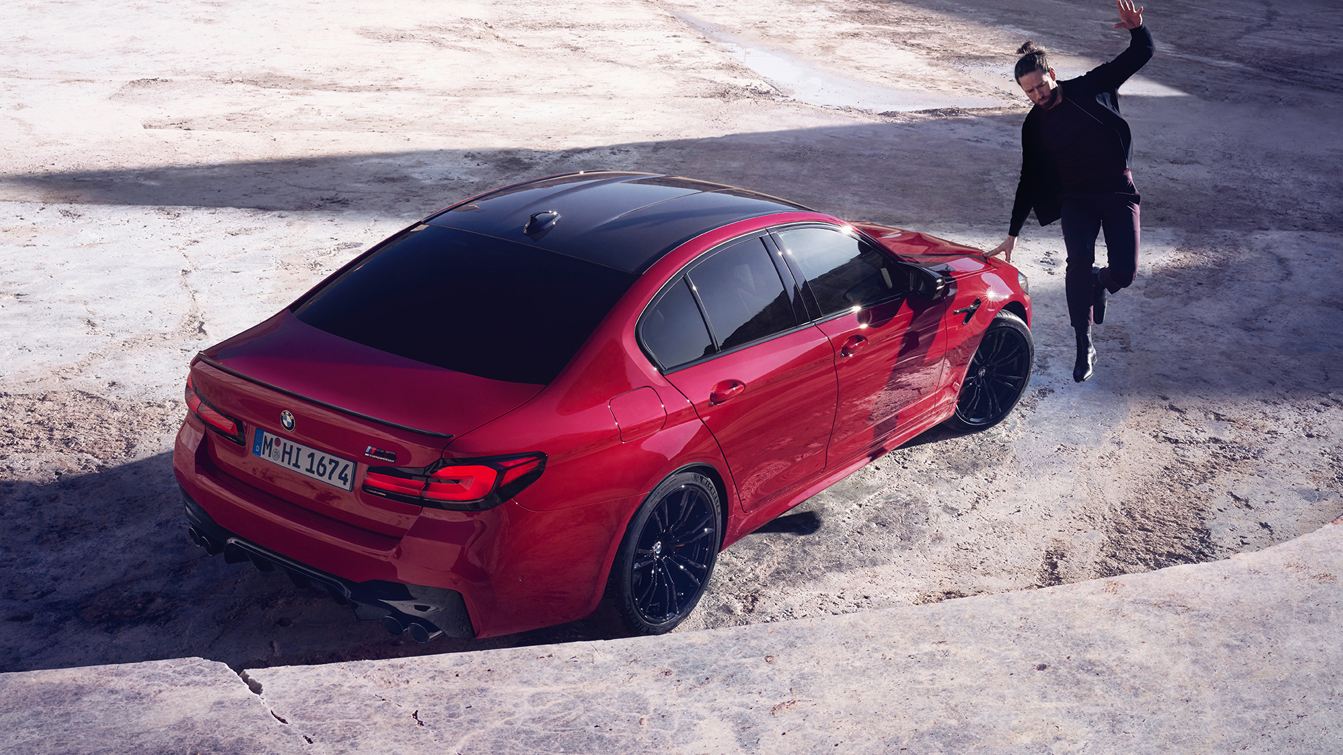 BMW M5 Competition, F90, LCI, atjaunināts, 2020, trīs ceturtdaļu aizmugures skats, skats no putna lidojuma BMW M5 Competition, F90, LCI, atjaunināts, 2020, BMW Individual Imola Red krāsa, trīs ceturtdaļu aizmugures skats, skats no putna lidojuma