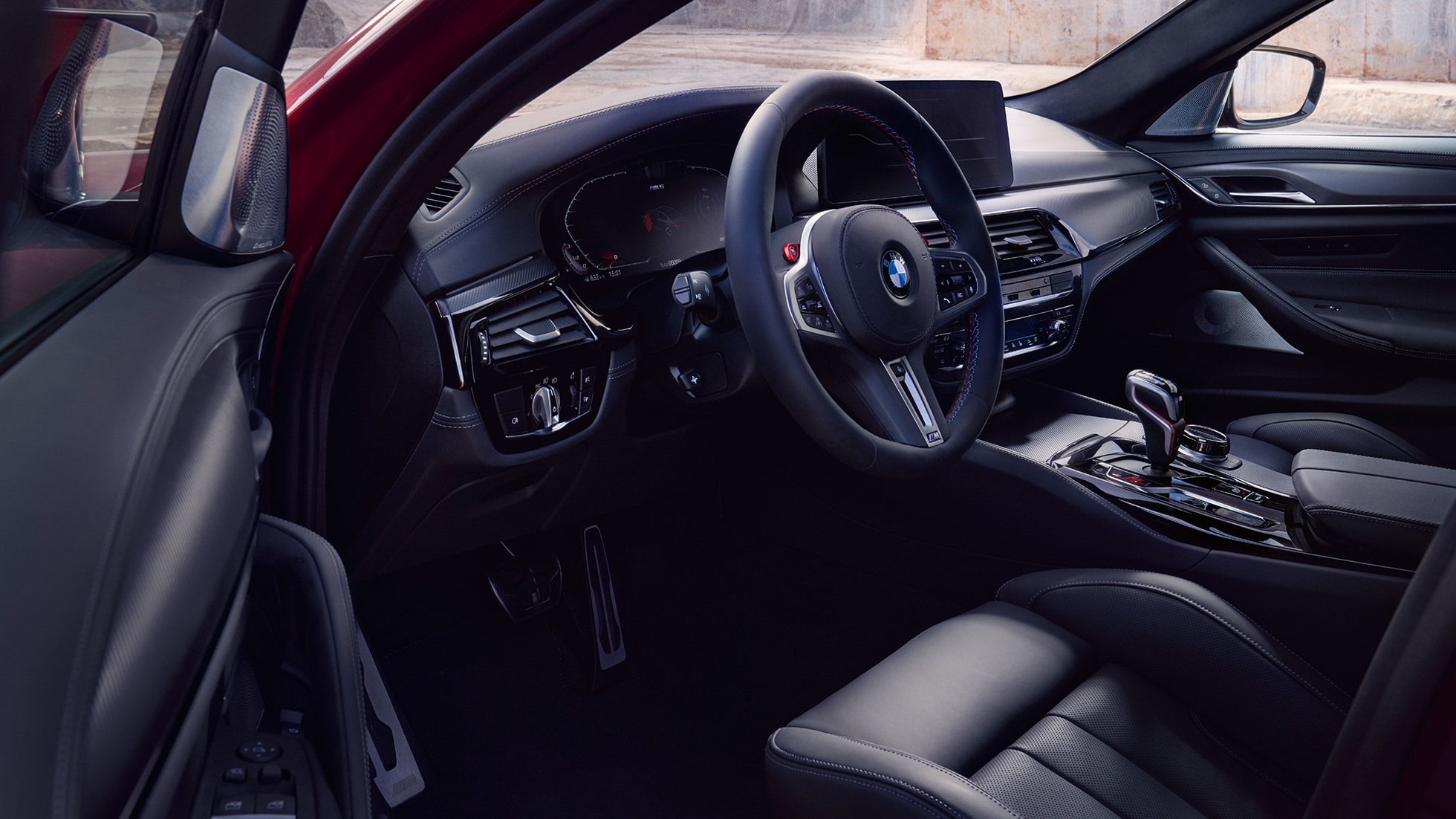 BMW M5 Competition, F90, LCI, atjaunināts, 2020, kokpits BMW M5 Competition, F90, LCI, atjaunināts, 2020, kokpits ar atvērtām durvīm