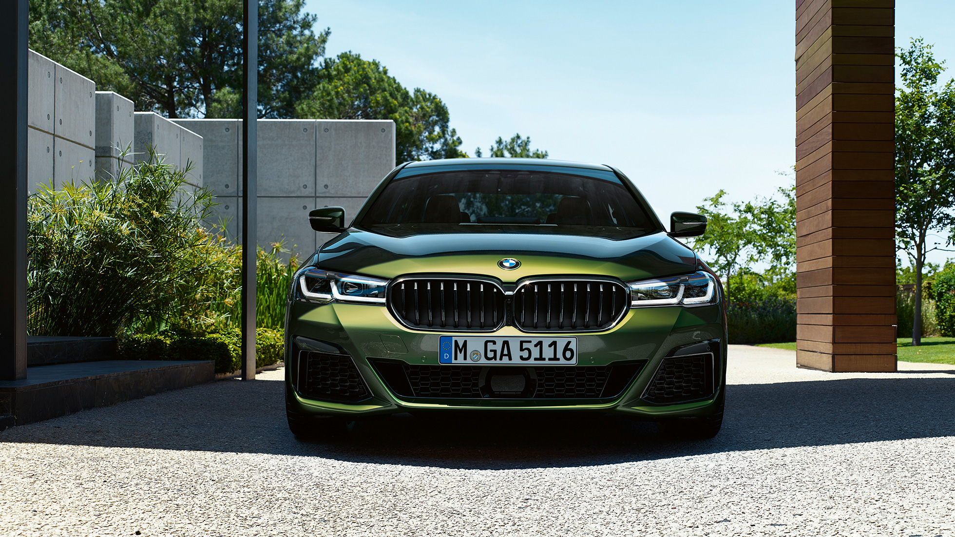 Priekšdaļa ar jaunu elipsveida režģi, BMW M550i xDrive Sedan, G30, LCI, atjaunināts, 2020 priekšdaļa ar jaunu elipsveida režģi, BMW M550i xDrive Sedan, G30, LCI, atjaunināts, 2020, BMW Individual metāliska Verde Ermes krāsa, priekšpuses skats