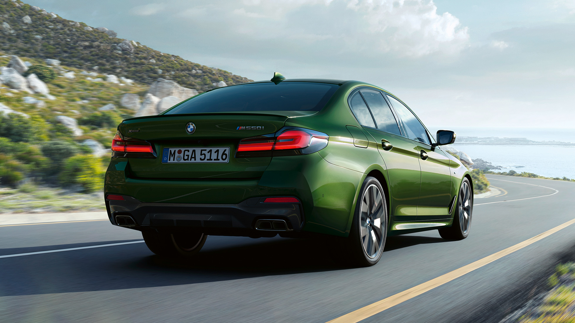 BMW M550i xDrive Sedan, G30, LCI, atjaunināts, 2020, aizmugures skats BMW M550i xDrive Sedan, G30, LCI, atjaunināts, 2020, BMW Individual metāliska Verde Ermes krāsa, aizmugures skats, pa automaģistrāli braucošs automobilis