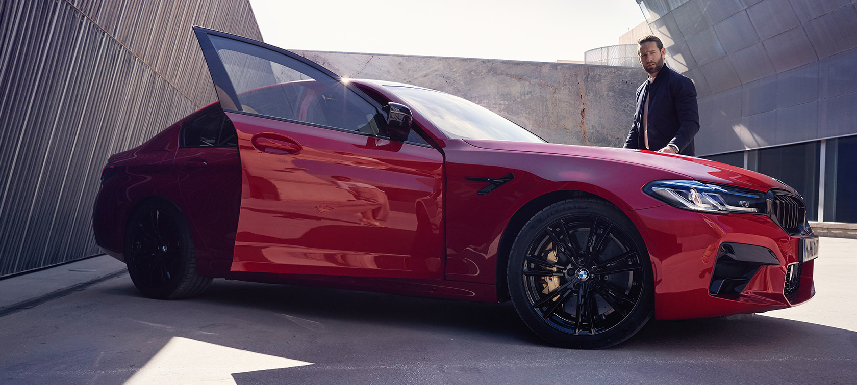 BMW M5 Competition, F90, LCI, atjaunināts, 2020, sānskats ar atvērtām durvīm BMW M5 Competition, F90, LCI, atjaunināts, 2020, BMW Individual Imola Red krāsa, sānskats ar atvērtām durvīm