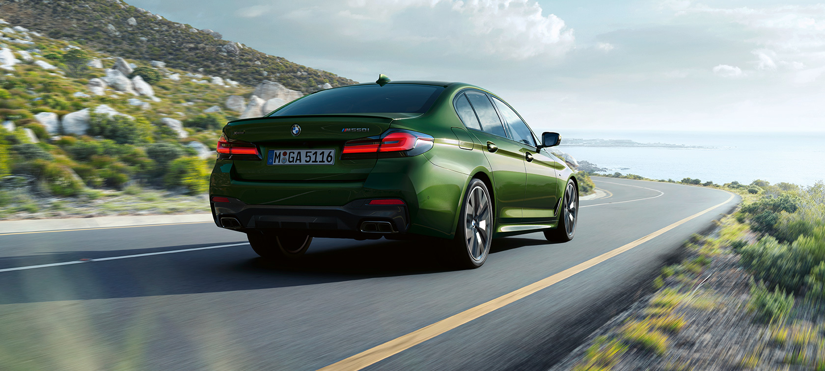 BMW M550i xDrive Sedan ar sporta sēdekļiem vadītājam un priekšējam pasažierim G30, LCI, atjaunināts, 2020, salons BMW M550i xDrive Sedan ar sporta sēdekļiem vadītājam un priekšējam pasažierim G30, LCI, atjaunināts, 2020, salons