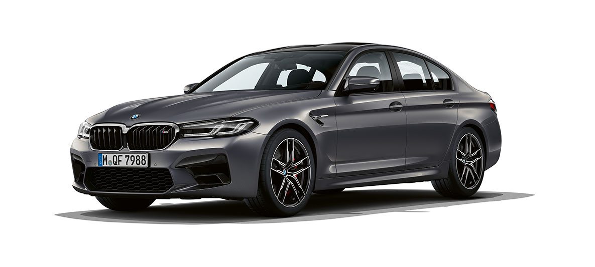 BMW M5, F90, LCI, atjaunināts, 2020, trīs ceturtdaļu priekšpuses skats BMW M5, F90, LCI, atjaunināts, 2020, metāliska Brands Hatch Grey krāsa, trīs ceturtdaļu priekšpuses skats