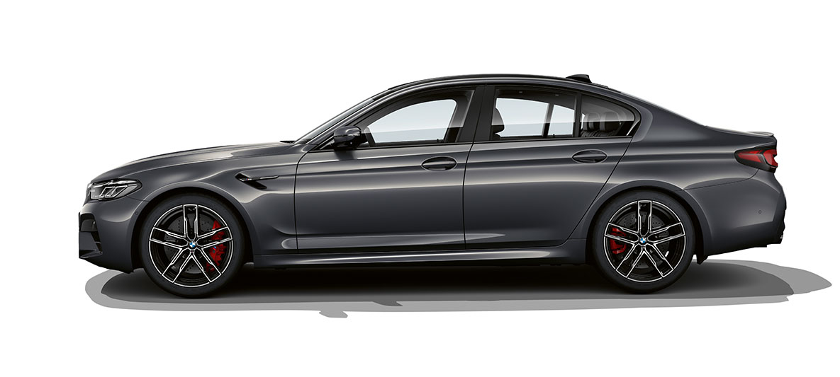 BMW M5, F90, LCI, atjaunināts, 2020, sānskats BMW M5, F90, LCI, atjaunināts, 2020, metāliska Brands Hatch Grey krāsa, trīs ceturtdaļu sānskats