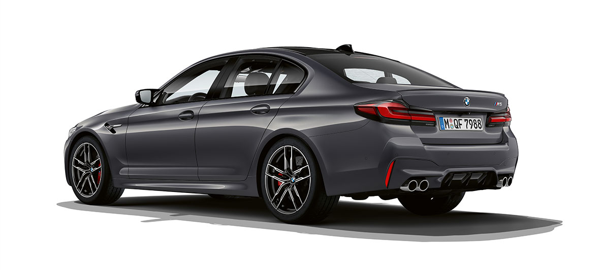 BMW M5, F90, LCI, atjaunināts, 2020, trīs ceturtdaļu aizmugures skats BMW M5, F90, LCI, atjaunināts, 2020, metāliska Brands Hatch Grey krāsa, trīs ceturtdaļu aizmugures skats