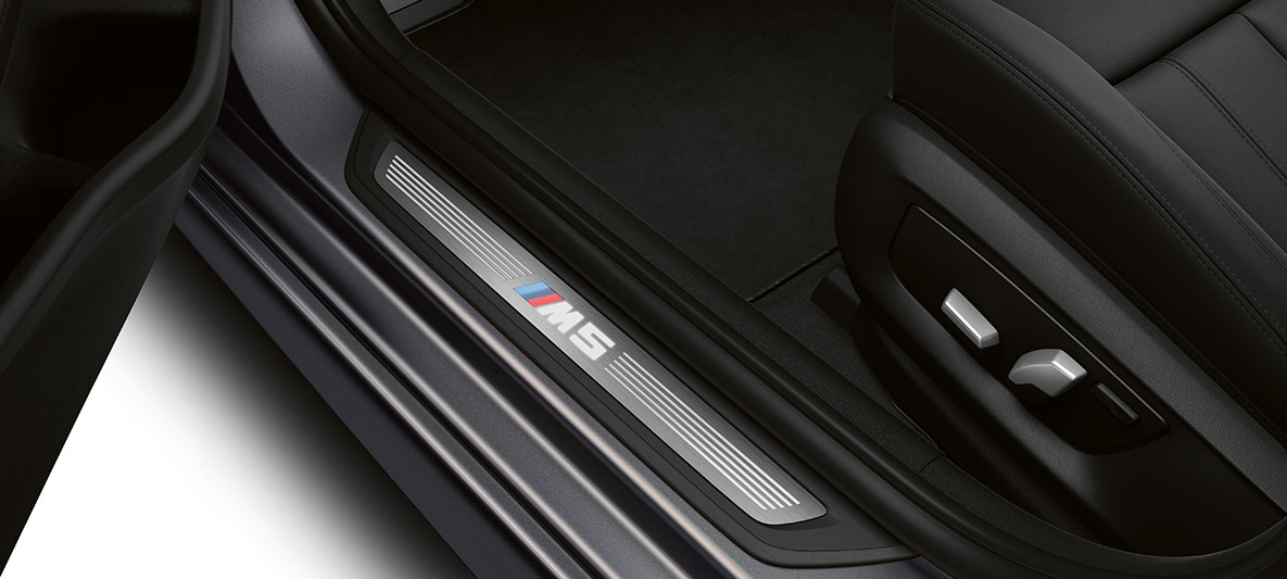 Durvju sliekšņu apdare ar uzrakstu “M5”, BMW M5, F90, LCI, atjaunināts, 2020, salons Durvju sliekšņu apdare ar uzrakstu “M5”, BMW M5, F90, LCI, atjaunināts, 2020, salons