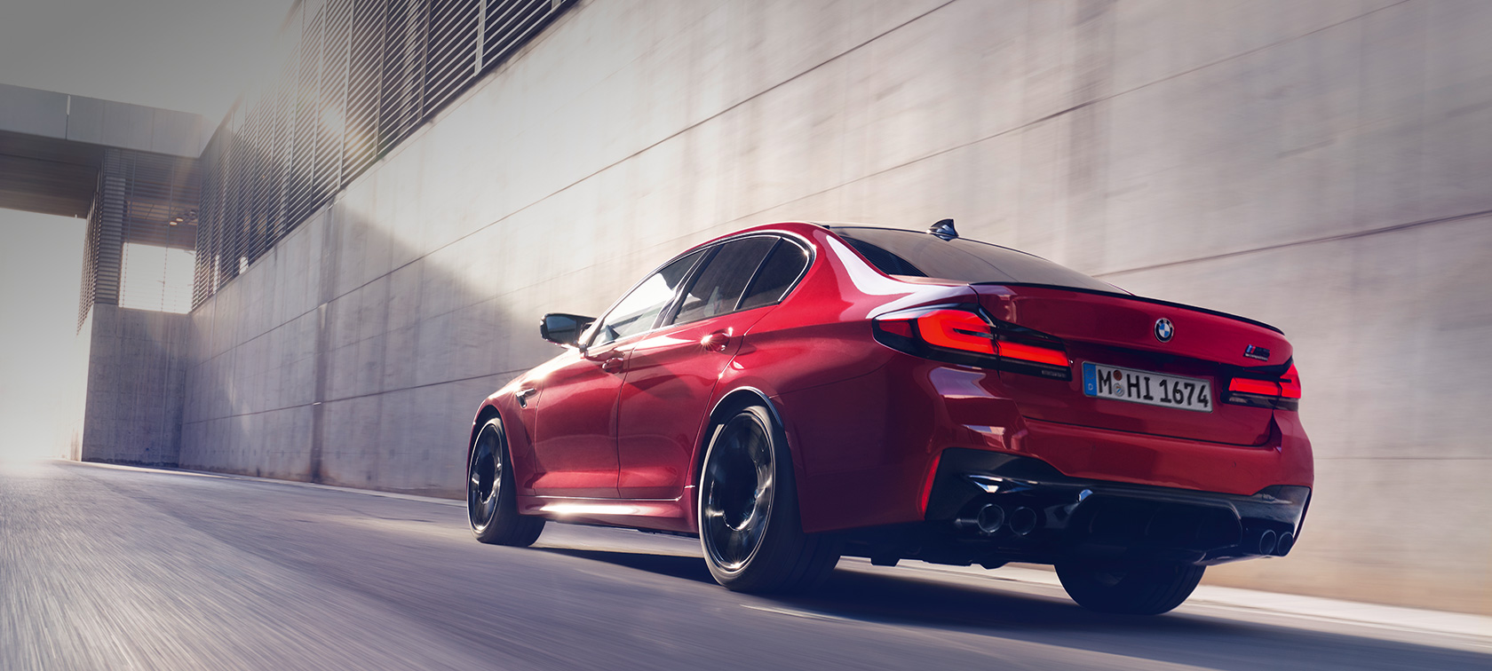 BMW M5 Competition, F90, LCI, atjaunināts, 2020, trīs ceturtdaļu aizmugures skats, braucošs automobilis BMW M5 Competition, F90, LCI, atjaunināts, 2020, BMW Individual Imola Red krāsa, trīs ceturtdaļu aizmugures skats, braucošs automobilis