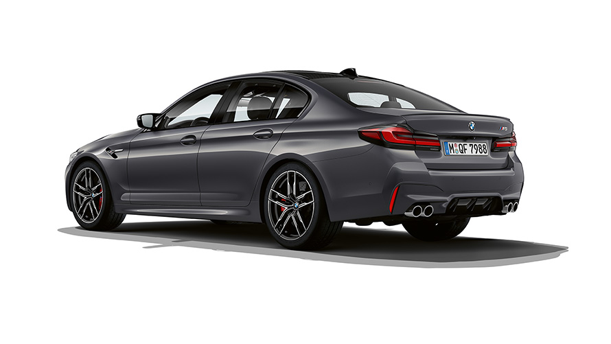 BMW M5, F90, LCI, atjaunināts, 2020, metāliska Brands Hatch Grey krāsa, trīs ceturtdaļu aizmugures skats