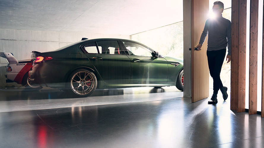 BMW M5 CS, F90, 2021, metāliska Frozen Deep Green krāsa, sānskats garāžā