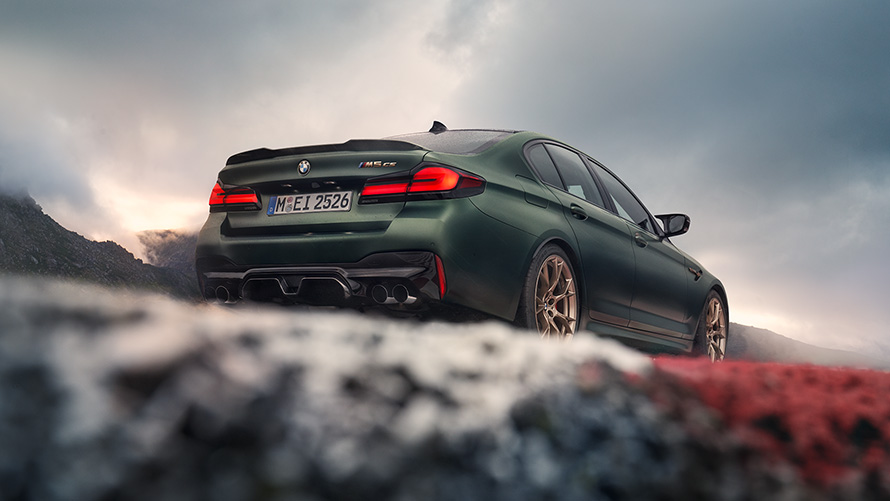 BMW M5 CS, F90, 2021, metāliska Frozen Deep Green krāsa, priekšpuses skats, uzņēmums no zema leņķa 