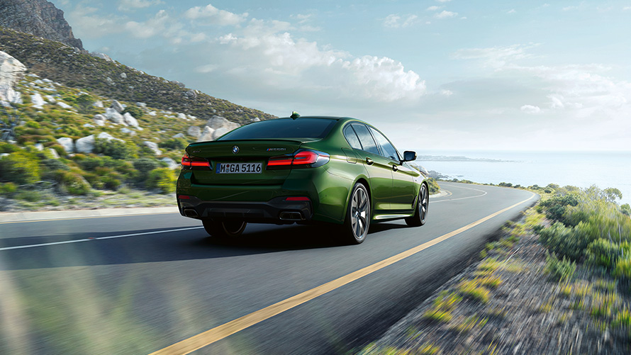 BMW M550i xDrive Sedan, G30, LCI, atjaunināts, 2020, BMW Individual metāliska Verde Ermes krāsa, trīs ceturtdaļu aizmugures skats, braucošs automobilis