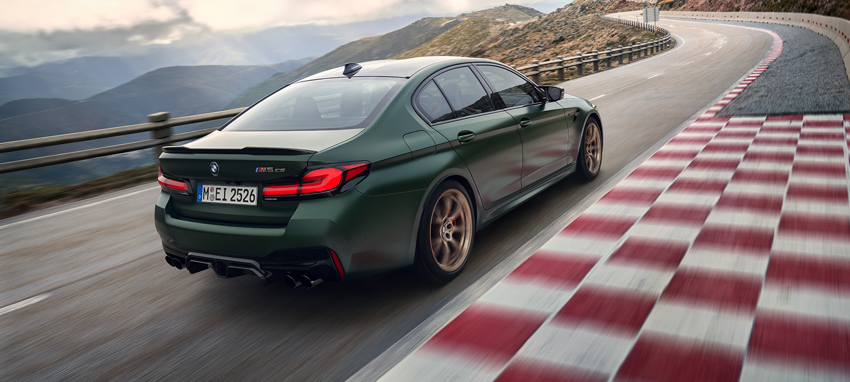 BMW M5 CS, F90, 2021, metāliska Frozen Deep Green krāsa, trīs ceturtdaļu aizmugures skats BMW M5 CS, F90, 2021, metāliska Frozen Deep Green krāsa, trīs ceturtdaļu aizmugures skats