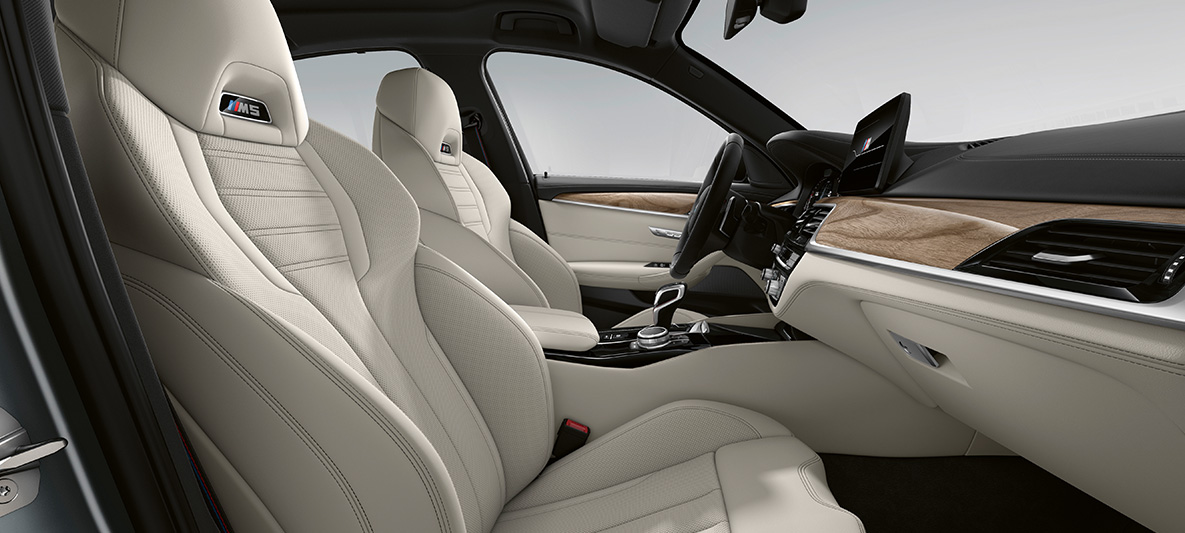 BMW Individual, BMW M5 Sedan, F90, 2020, BMW Individual pilna Merino ādas apdare, Smoke White/Black krāsa BMW Individual, BMW M5 Sedan, F90, LCI, atjaunināts, 2020, BMW Individual pilna Merino ādas apdare, Smoke White/Black krāsa, salons