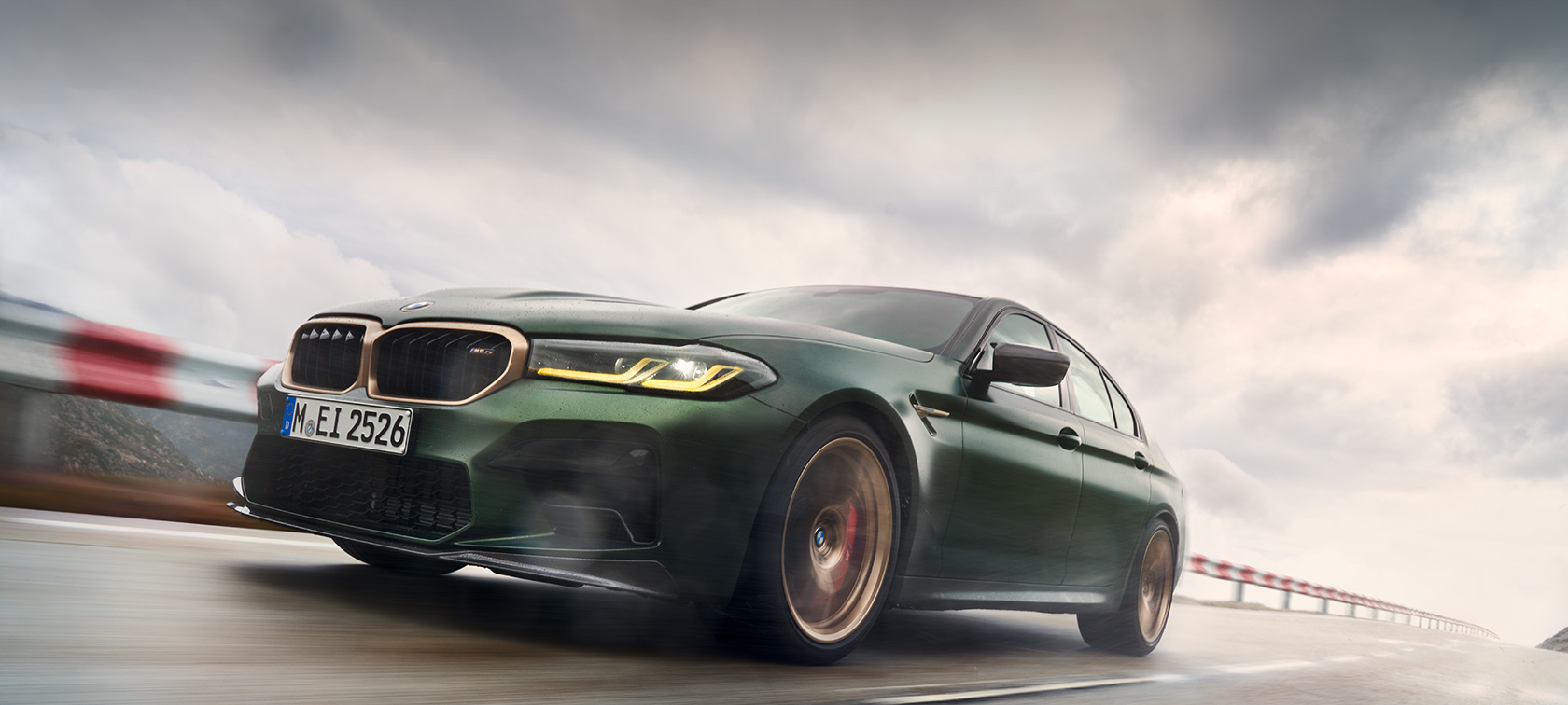 BMW M5 CS, F90, 2021, metāliska Frozen Deep Green krāsa, trīs ceturtdaļu priekšpuses skats