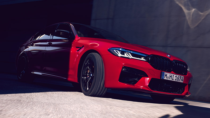 BMW M5 Competition, F90, LCI, atjaunināts, 2020, trīs ceturtdaļu priekšpuses skats, stāvošs automobilis BMW M5 Competition, F90, LCI, atjaunināts, 2020, BMW Individual Imola Red krāsa, trīs ceturtdaļu priekšpuses skats, stāvošs automobilis