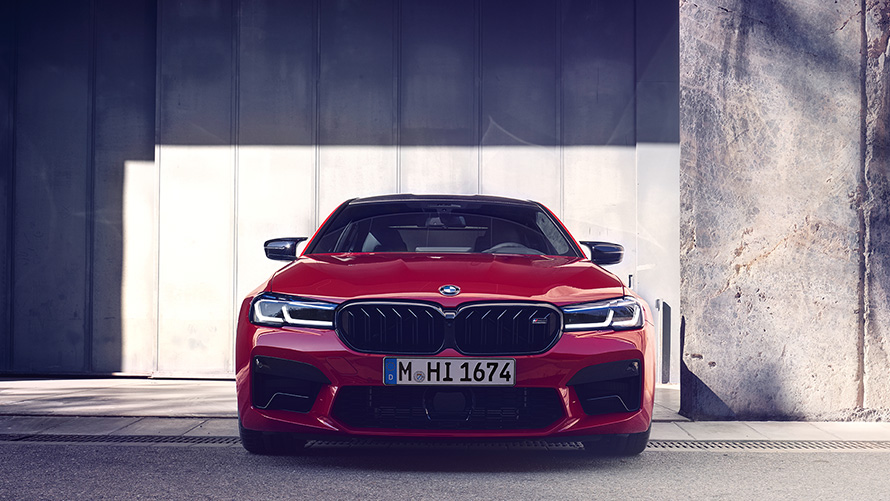 BMW M5 Competition, F90, LCI, atjaunināts, 2020, BMW Individual Imola Red krāsa, priekšskats, novietots automobilis