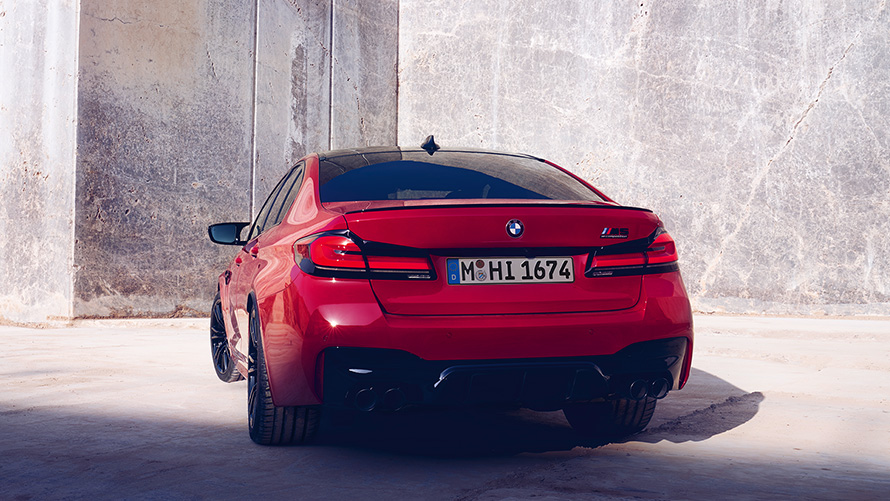 BMW M5 Competition, F90, LCI, atjaunināts, 2020, BMW Individual Imola Red krāsa, aizmugures skats