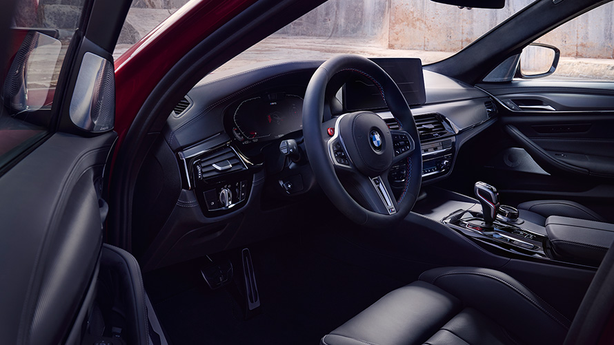 BMW M5 Competition, F90, LCI, atjaunināts, 2020, kokpits ar atvērtām durvīm